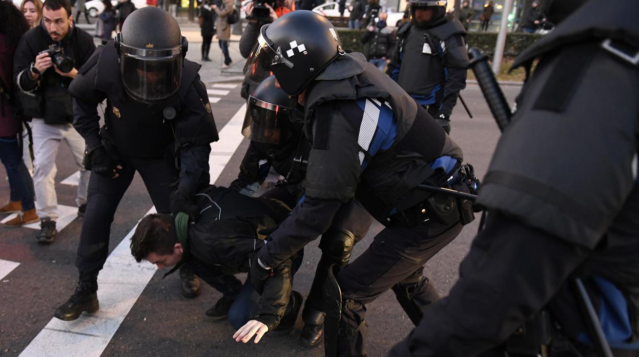 Agentes de la Policía Nacional «reducen» a un taxista que se niega a abandonar la Castellana