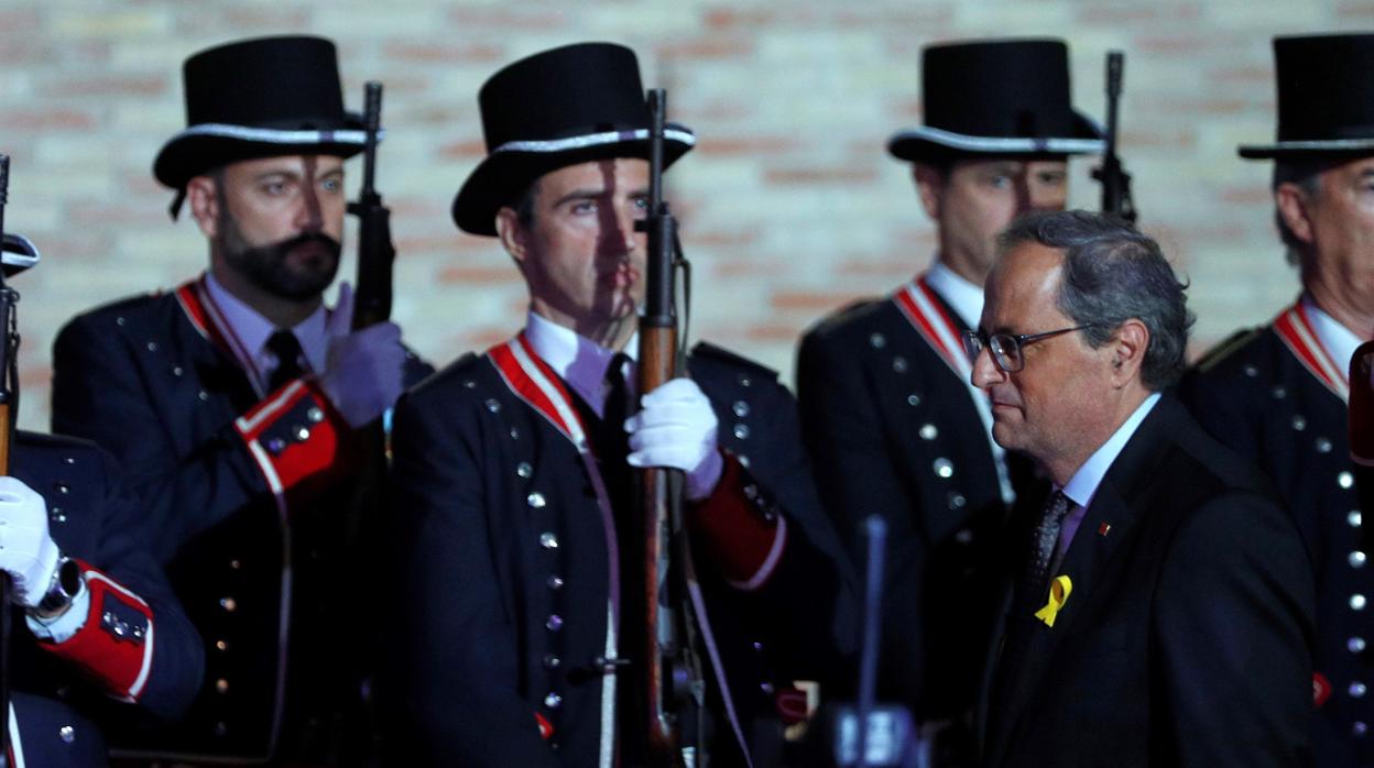 Quim Torra ante varios Mossos vestidos de gala