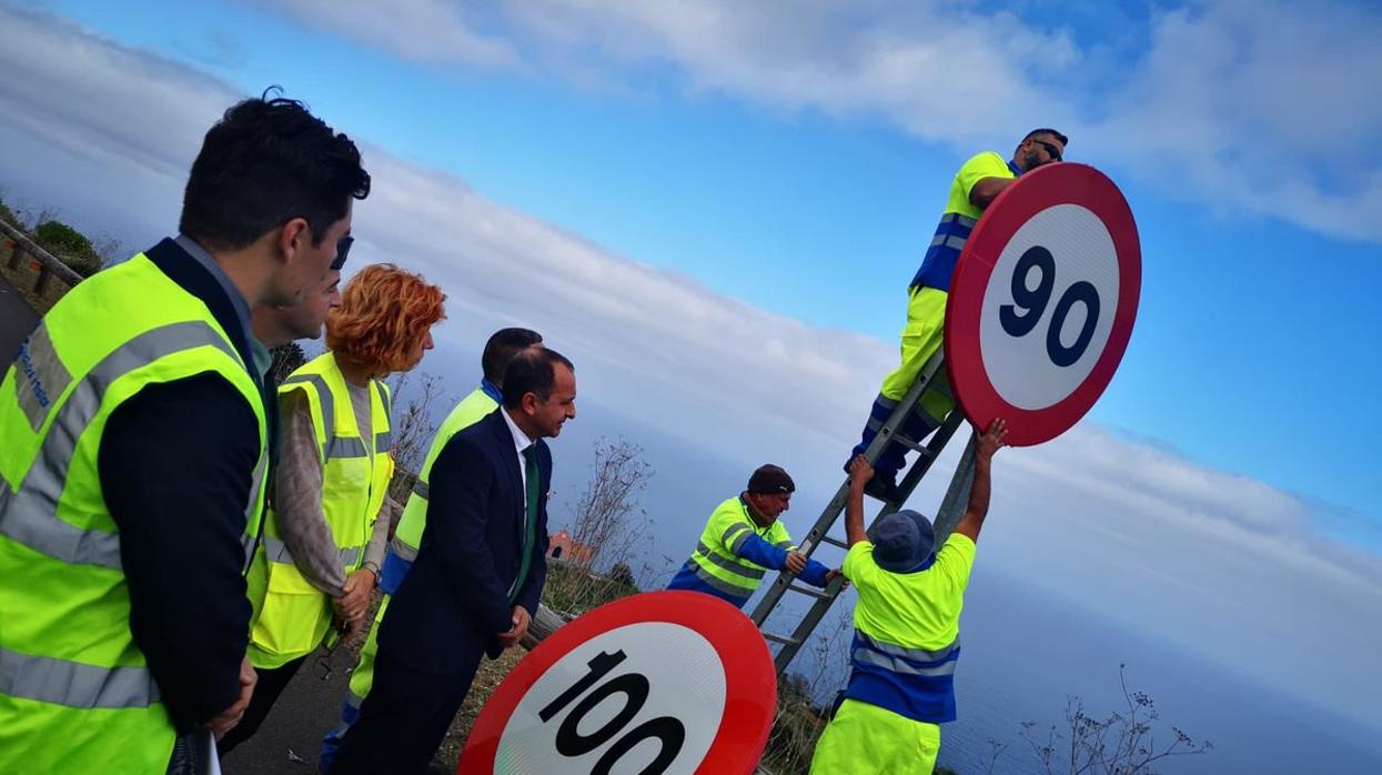 El subdelegado del Gobierno en Santa Cruz de Tenerife, Javier Plata, preside el cambio de un disco de 100 km/h