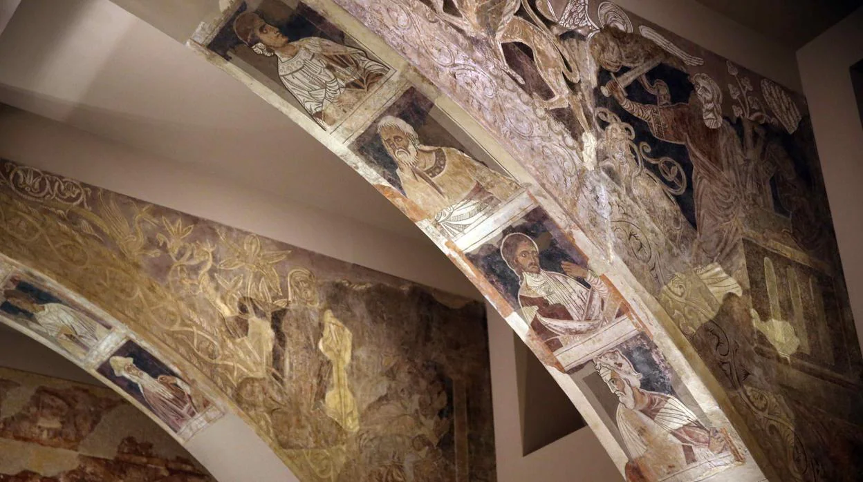 Varios fragmentos de las pinturas románicas de Sijena que fueron arrancadas de ese histórico monasterio aragonés y que pasaron a engrosar los fondos del barcelonés MNAC