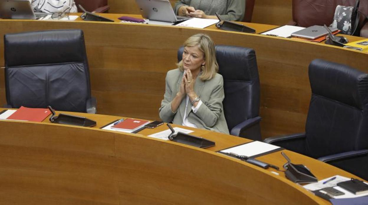 La consellera Gabriela Bravo, en las Cortes Valencianas