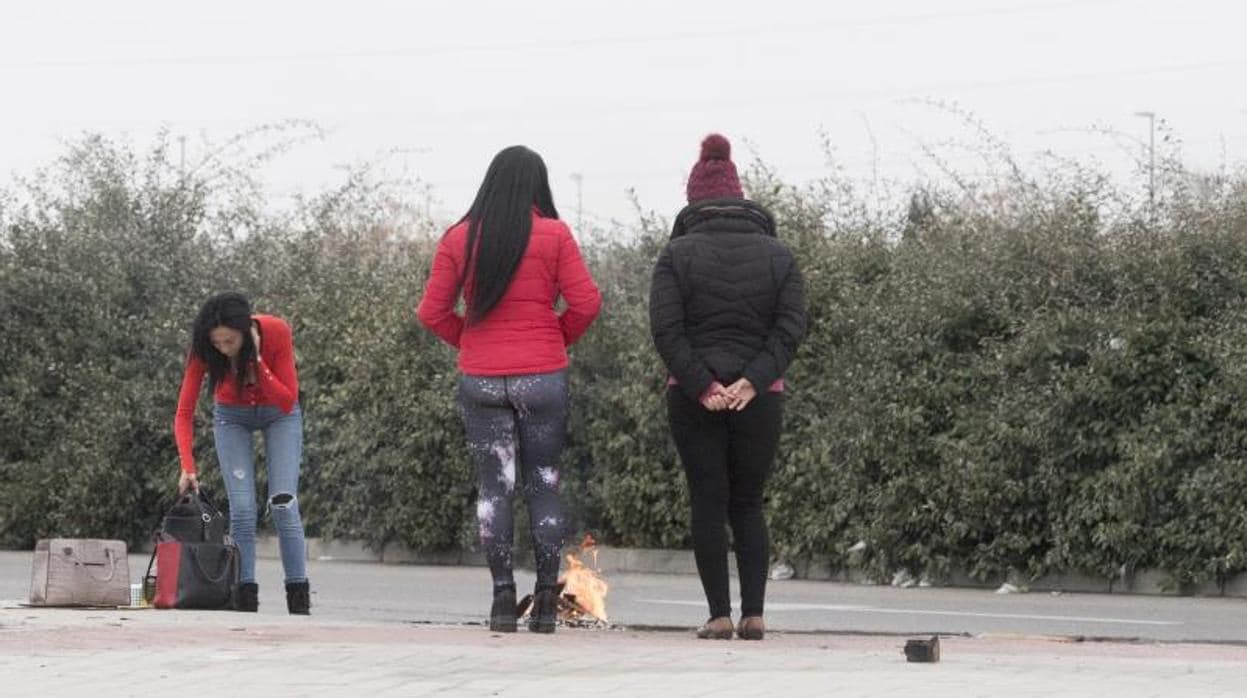 Tres mujeres, en el Polígono Marconi, situado en el distrito de Villaverde, una de las zonas donde más prostitución se ejerce