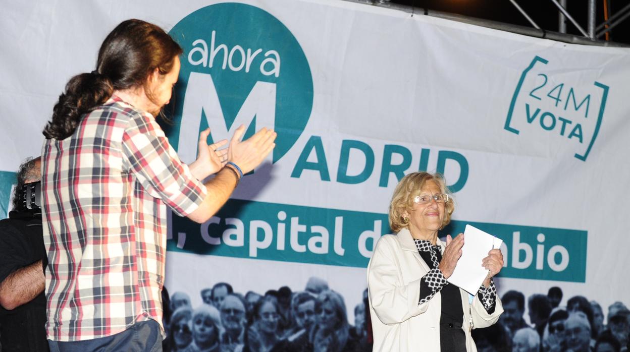 Iglesias, aplaudiendo a Carmena, tras los resultados de las elecciones municipales de 2015