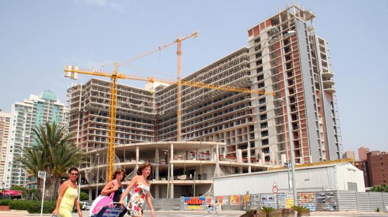 Edificio del Hotel Atrium de Villajoyosa, en construcción