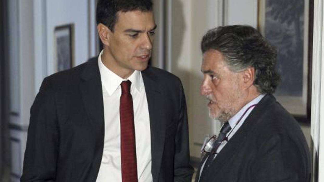 El presidente del gobierno, Pedro Sánchez, charla con el precandidato al Ayuntamiento, Pepu Hernández
