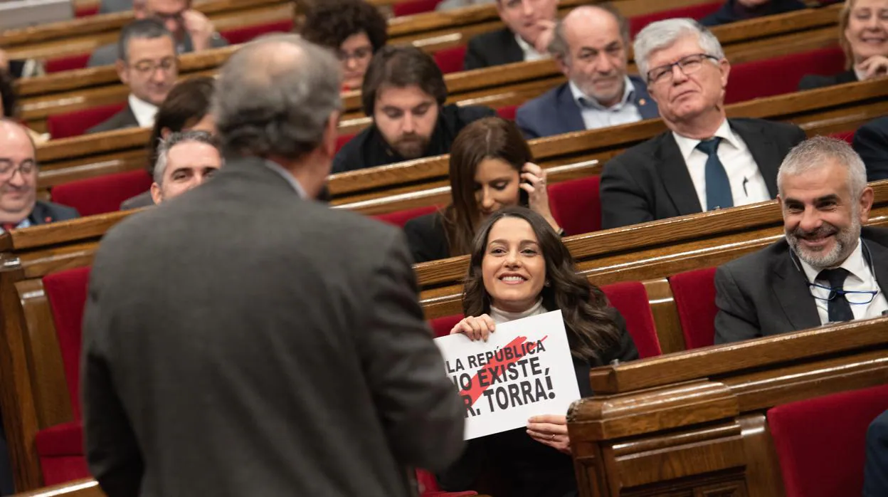 La líder de la oposición en Cataluña recuerda a Torra que la república no existe