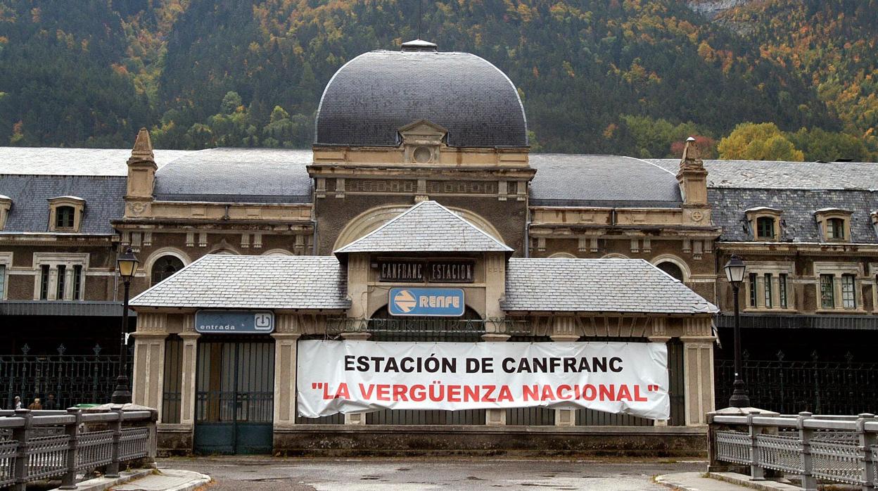 Imagen de archivo de una pancarta reivindicativa plantada en la histórica y monumental estación de Canfranc