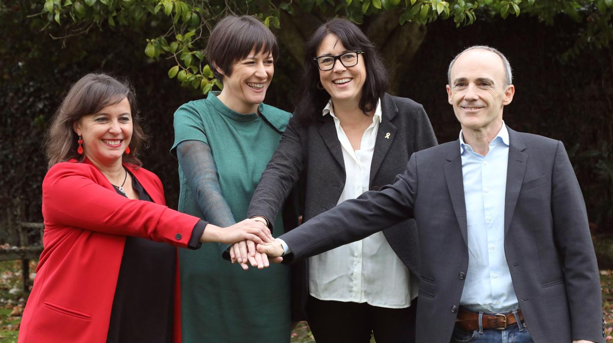 Ana Miranda, candidata del BNG a las europeas, y Ana Pontón, líder del partido, posan junto a Diana Ribas, aspirante de ERC, y Josu Juaristi, candidato de Bildu