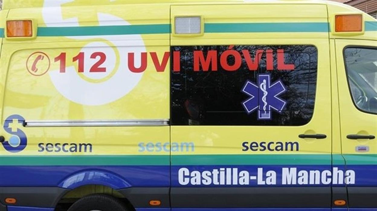 UVI móvil del Sescam donde ha sido trasladado el herido durante el atraco