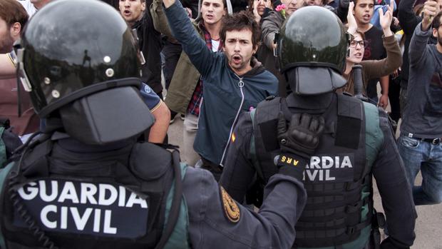 La primera sentencia por las cargas del 1-O absuelve a un guardia civil