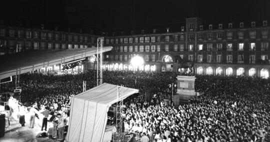 La Plaza Mayor de Madrid, repleta con el concierto del Nuevo Méster