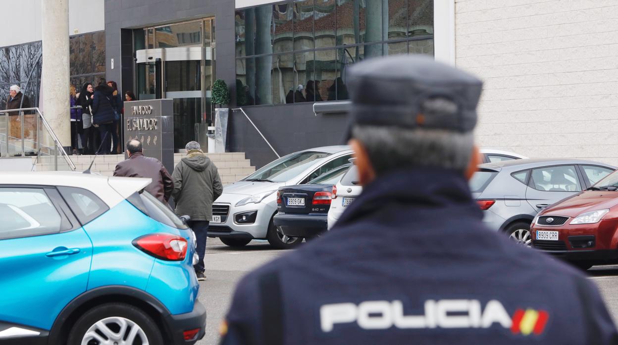 Un agente de policía, en la puerta del tanatorio El Salvador de Valladolid