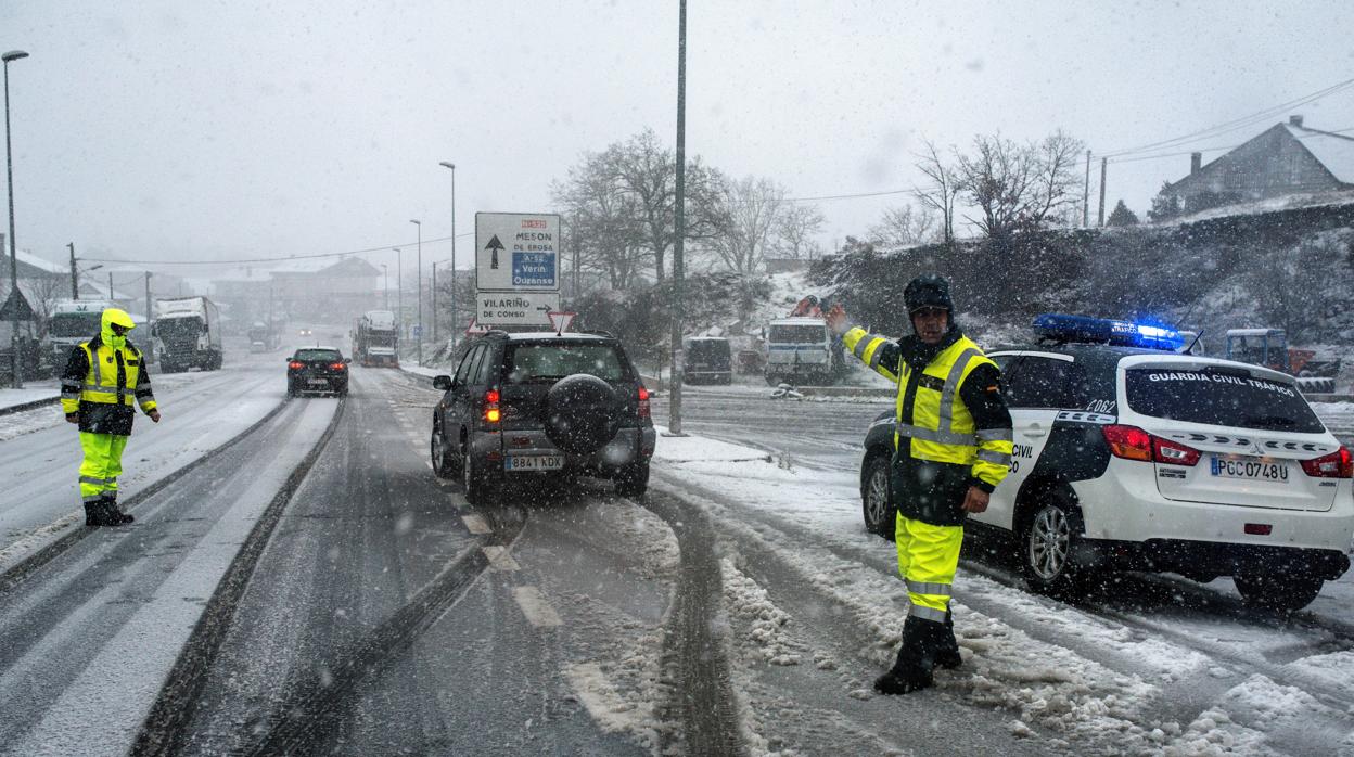 Caos circulatorio en las carreteras orensanas debido a la nieve