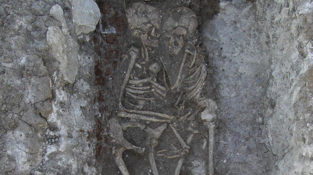 Los restos de una madre y su hijo encontrados en la necrópolis de Vicálvaro