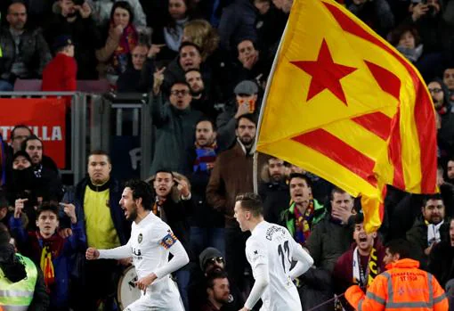 Una bandera independentista ondea en el Camp Nou tras el gol de Parejo