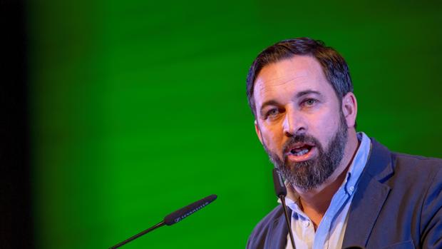 Queman en Segovia un «pelele» con la imagen del líder de Vox