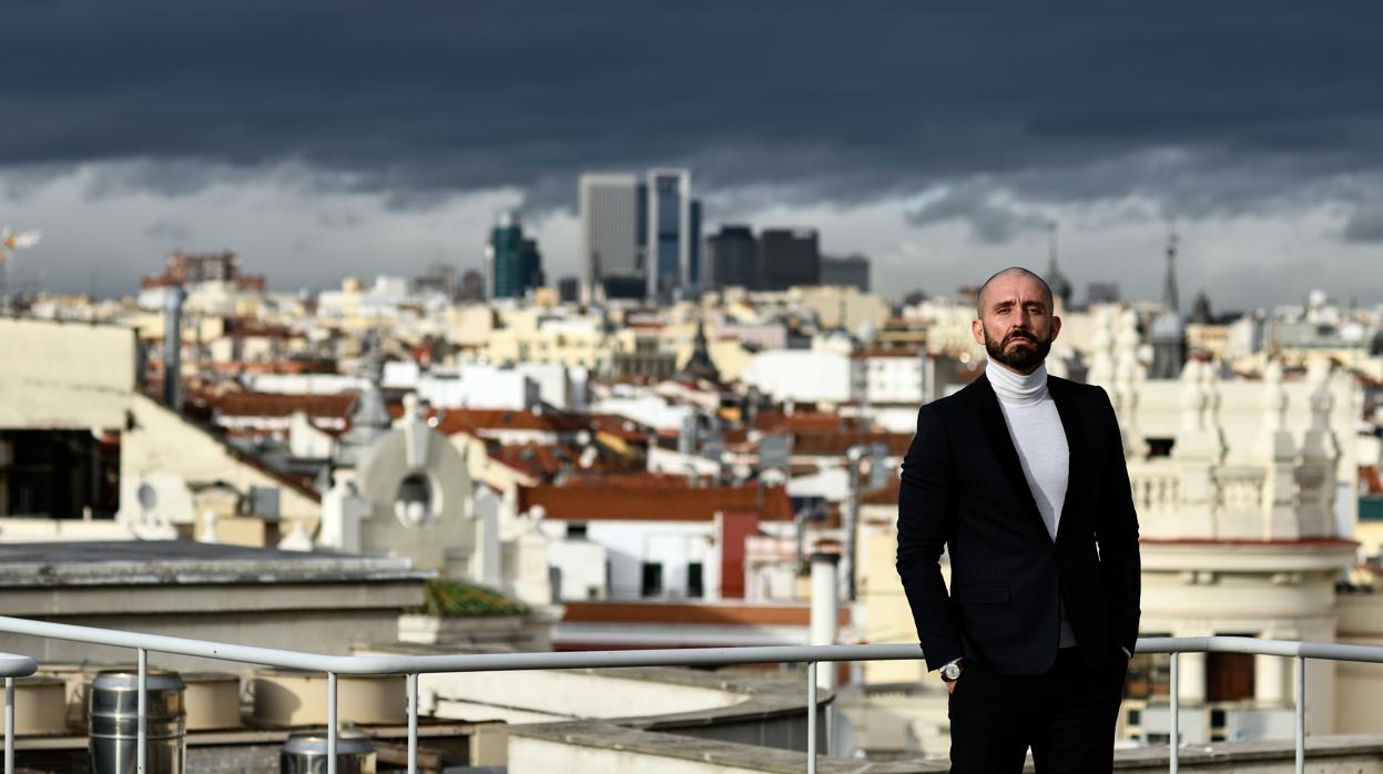 El consejero de Cultura posa en la azotea del edificio de Alcalá 31, sede de su consejería