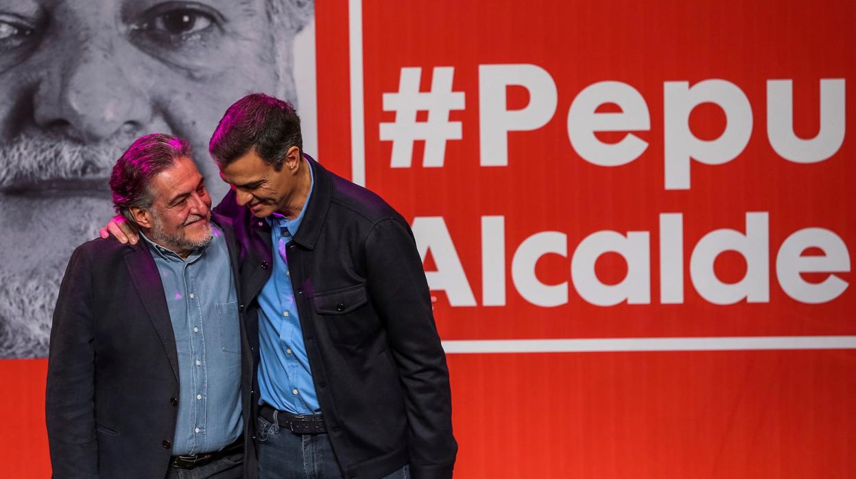 El presidente del Gobierno, Pedro Sánchez, y el exseleccionador nacional de baloncesto, Pepu Hernández, se saludan durante el acto en el que Hernández se presenta como posible candidato del PSOE al Ayuntamiento de Madri