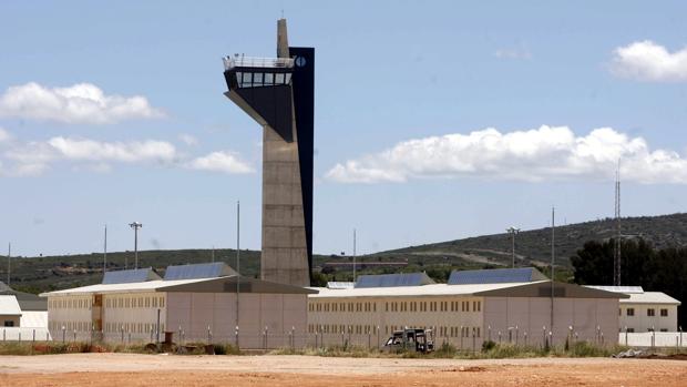 Un apagón en una cárcel de Castellón deja a dos funcionarios encerrados en medio de una pelea