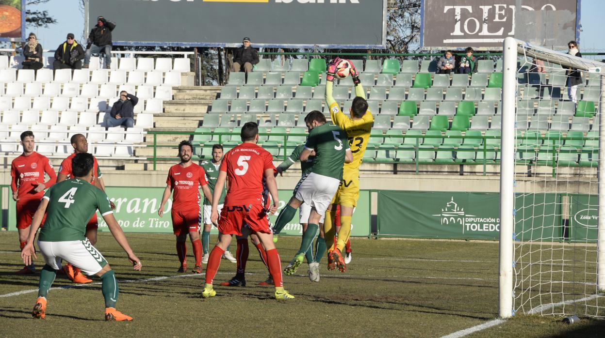 El meta Fran atrapa un balón por alto del Toledo en su área