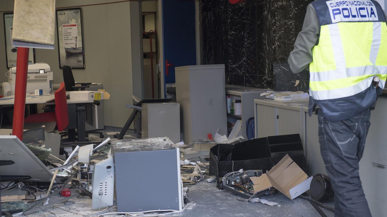 La Policía Nacional, en una sucursal de Ibercaja asaltada en octubre, en el polígono La Garena, de Alcalá