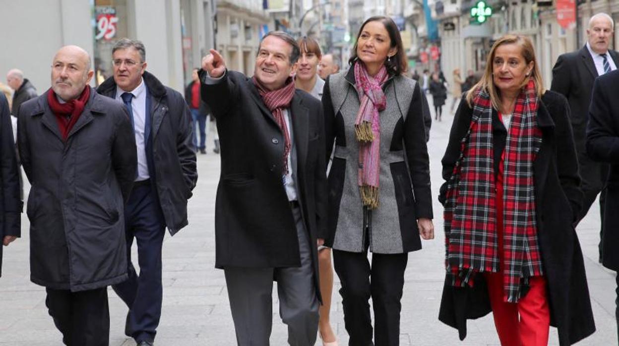 Reyes Maroto, en el centro, con el alcalde de Vigo Abel Caballero y la presidenta de la Diputación de Pontevedra