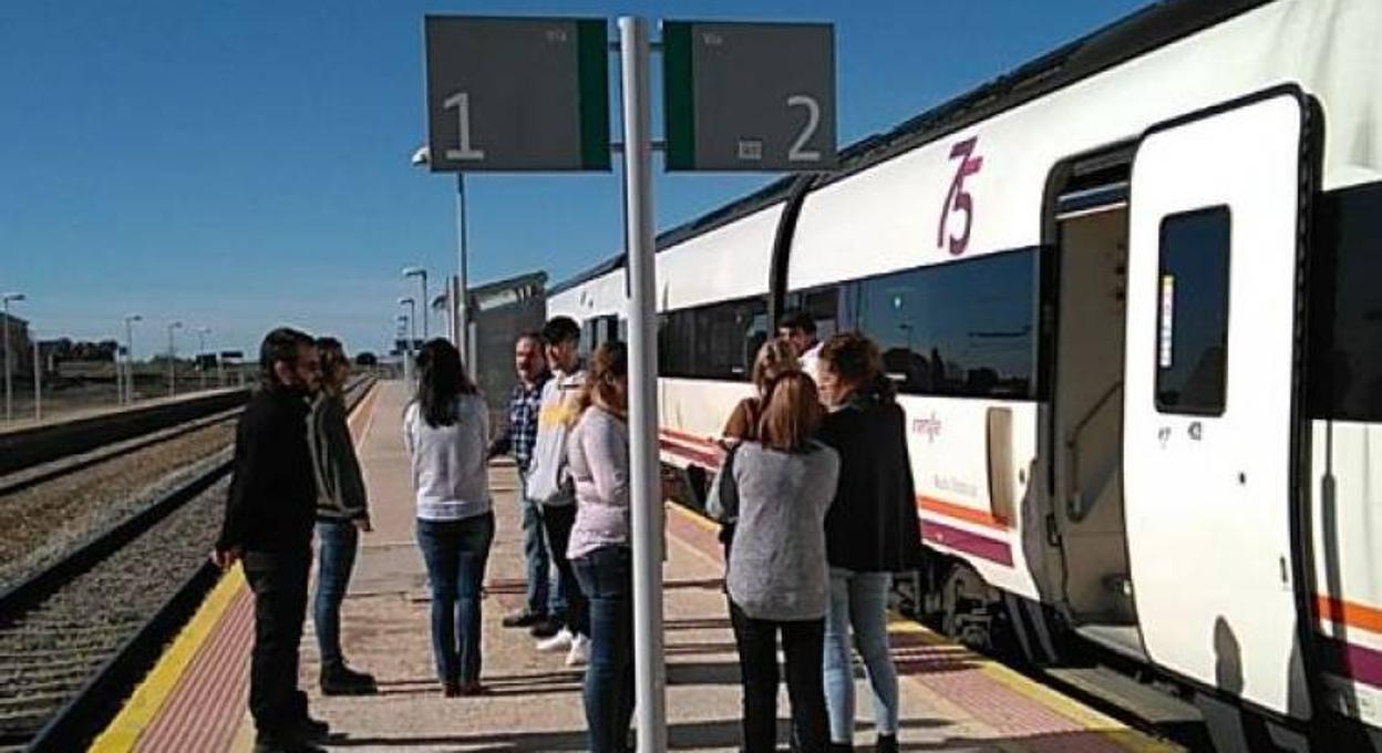 Un grupo de pasajeros tienen que bajarse del tren tras el incidente con el rebaño de ovejas