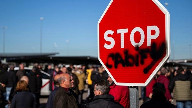 Detenido un conductor de VTC en Barajas tras dar «un fuerte empujón» a un policía