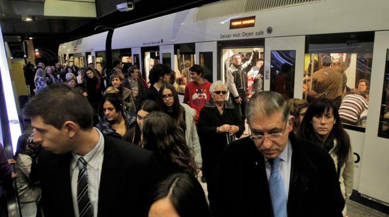 Usuarios del metro de Valencia durante una jornada de huelga con paros parciales