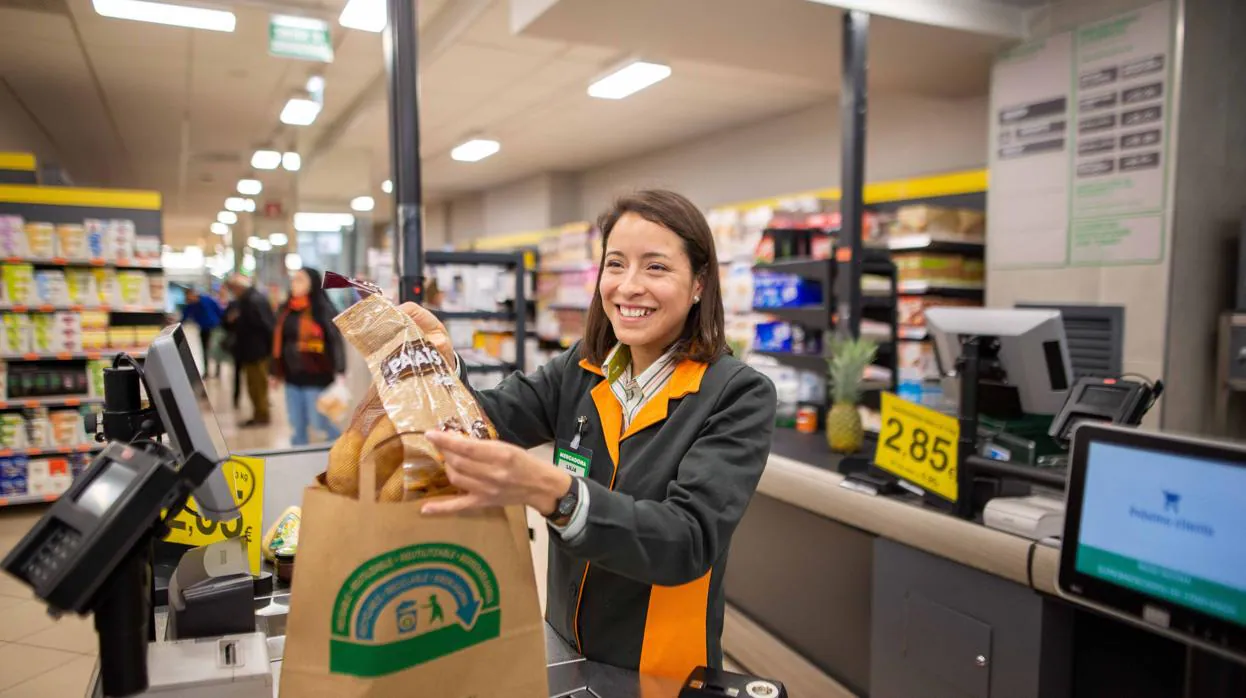 Mercadona retirará en marzo las bolsas de plástico de sus supermercados de Castilla y León
