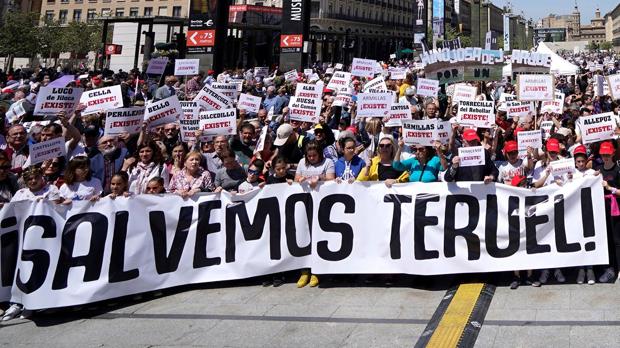 Los turolenses se echan a la calle contra la precariedad sanitaria que sufren