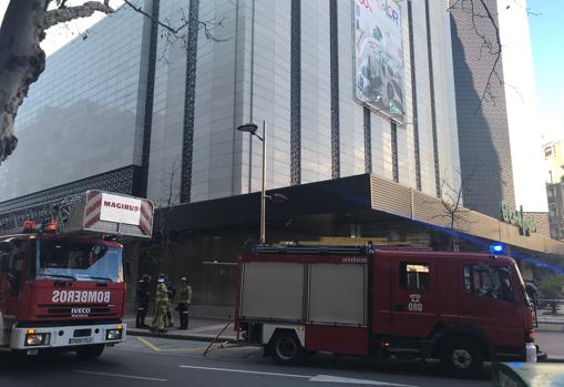 Camiones de bomberos, a las puertas del edificio