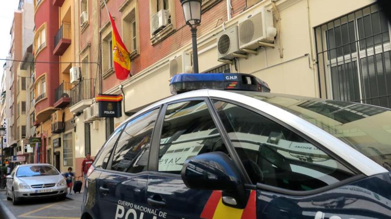 Un coche patrulla junto a dependencias policiales en Alicante