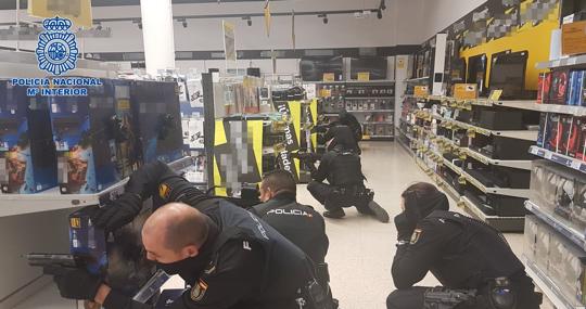 Los agentes cercaron al terrortista en el simulacro entrando de derecha a izquierda en una primera aproximación