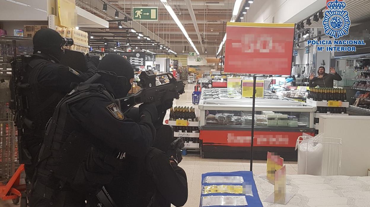 Ensayan en un centro de Carrefour un atentado yihadista