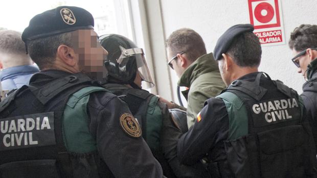 A prisión un joven por amenazar de muerte a tres guardias civiles que participaron en el operativo del 1-O