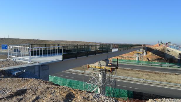 Seseña instala las pasarelas del carril bici sobre el AVE y la R-4