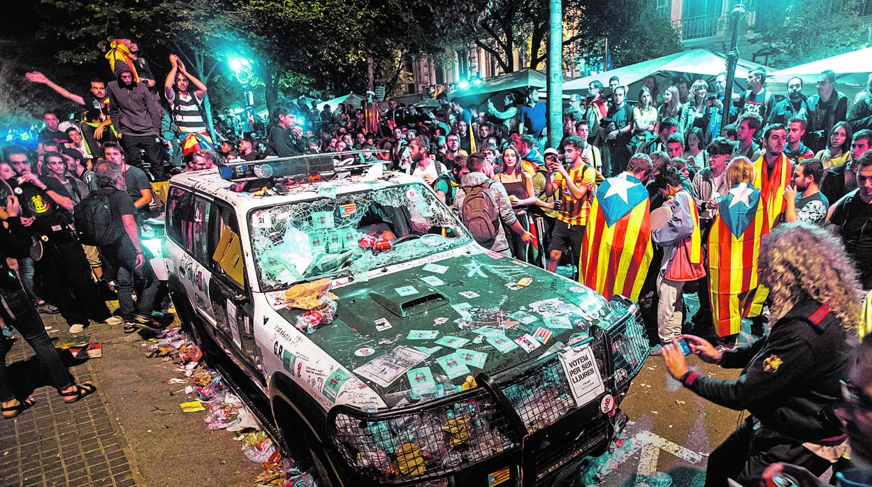 Asedio independentista ante la Consejería de Economía de Barcelona, en septiembre de 2017