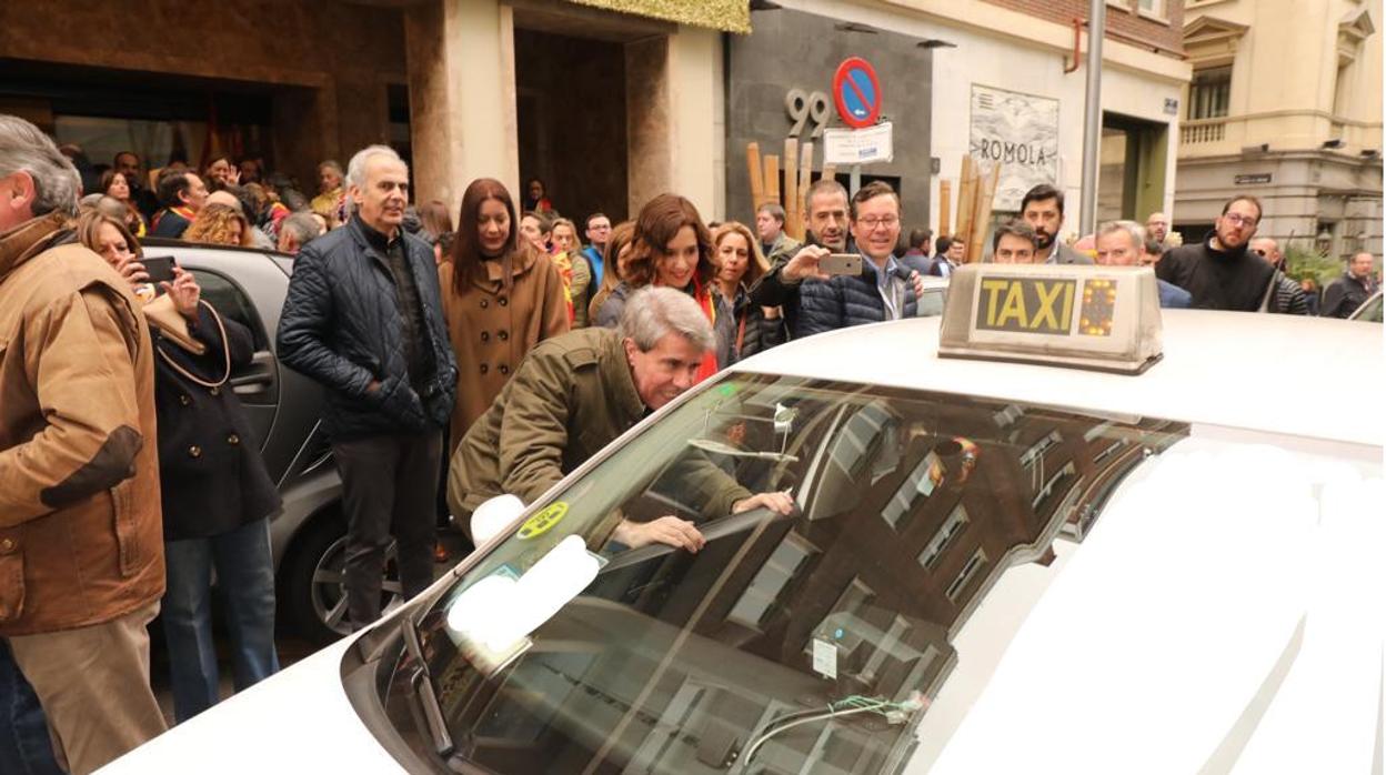 Ángel Garrido dialoga, antes de la concentración de Colón, con el taxista