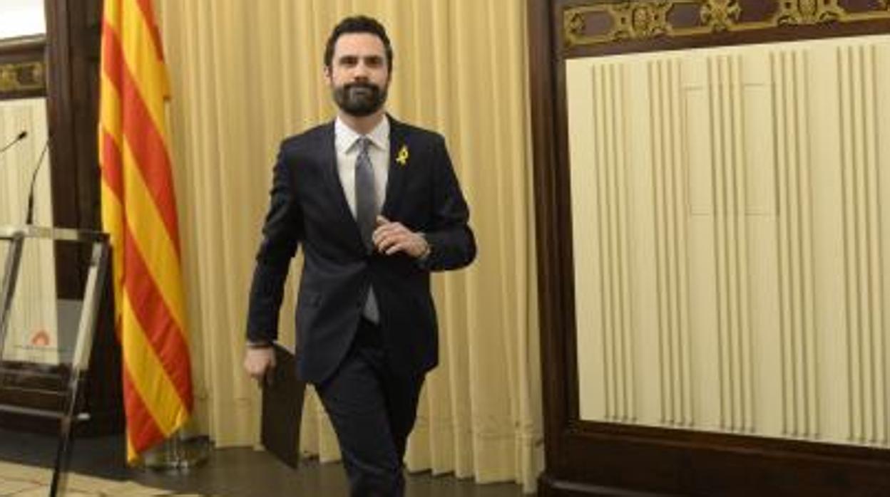 Roger Torrent, tras anunciar el aplazamiento de la investidura de Puigdemont, en enero de 2018