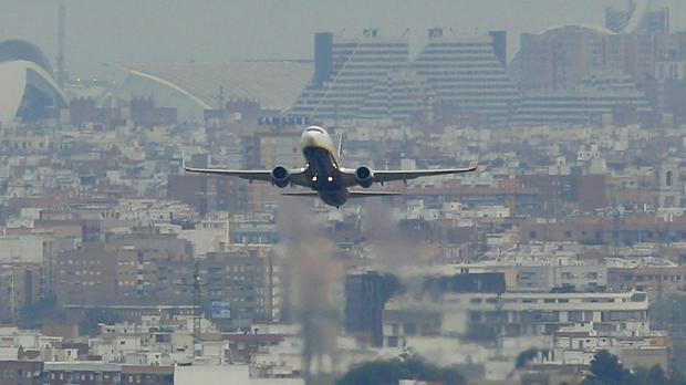 Air Nostrum busca ayudantes de mecánico de aviones y tripulantes de cabina en Valencia