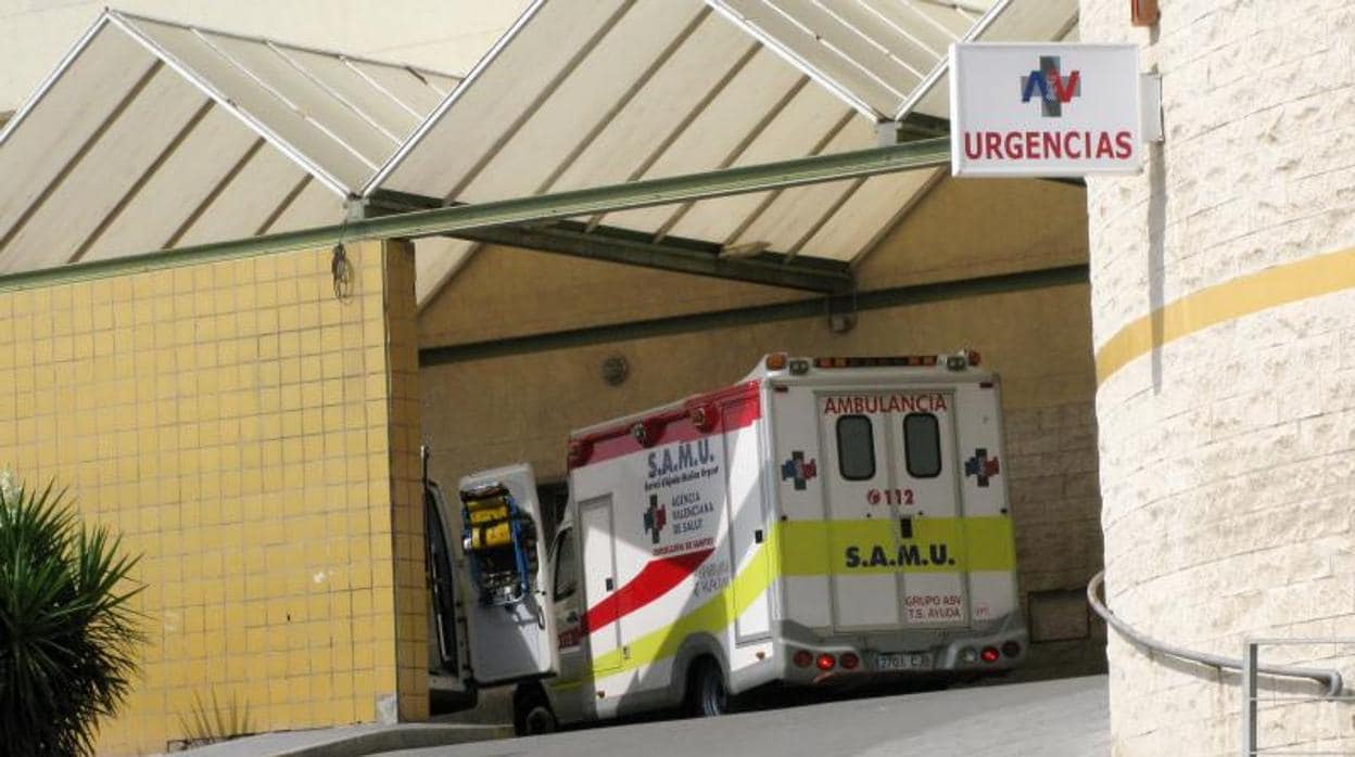 Una ambulancia del SAMU en Urgencias del Hospital General de Alicante