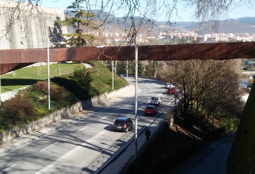 La pasarela salva el paso de una carretera