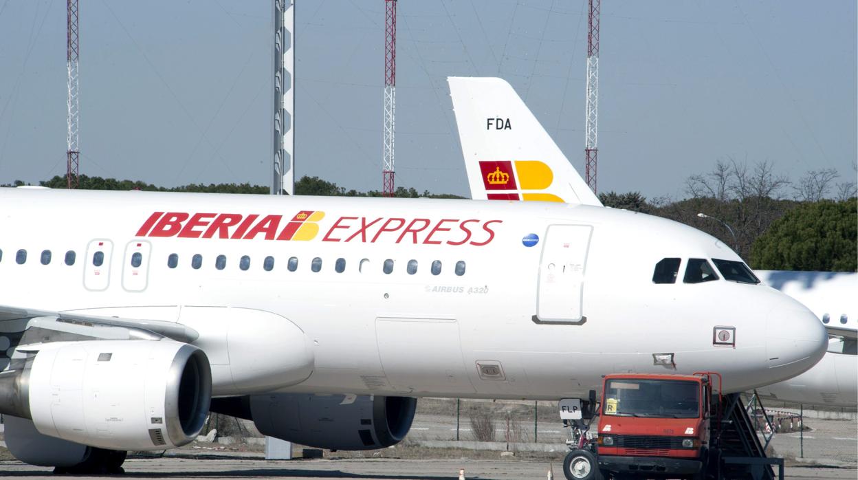 Imagend e archivo de un avión de la aerolínea Iberia en el aeropuerto de Alicante