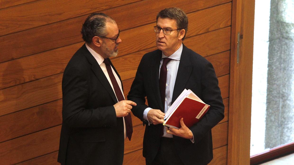 El presidente de la Xunta, Alberto Núñez Feijóo, conversa con un ujier del Parlamento