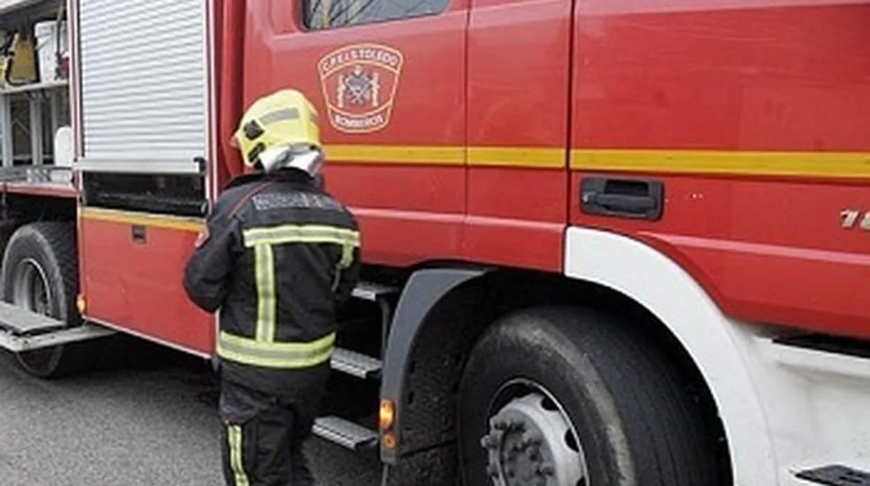 Una dotación de bomberos han participado en las labores de extinción del fuego