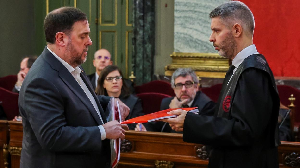 El exvicepresidente del Gobierno catalán Oriol Junqueras intercambia documentación con su abogado Andreu Van Den Eynde