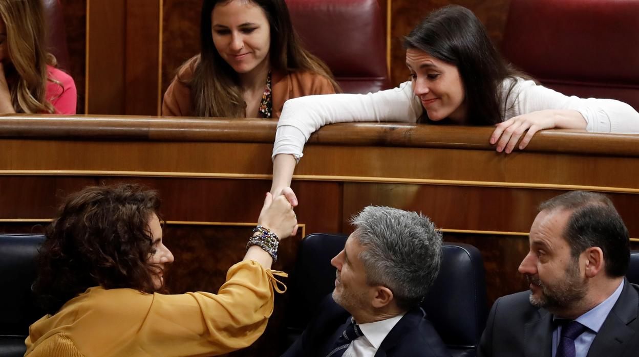 La ministra Montero saluda a la portavoz de Unidos Podemos en el Congreso