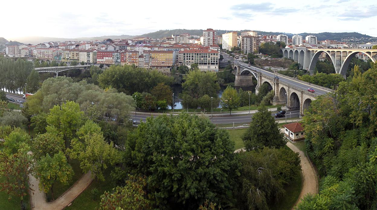 Perspectiva de la ciudad de Orense desde la ribera del Río Miño