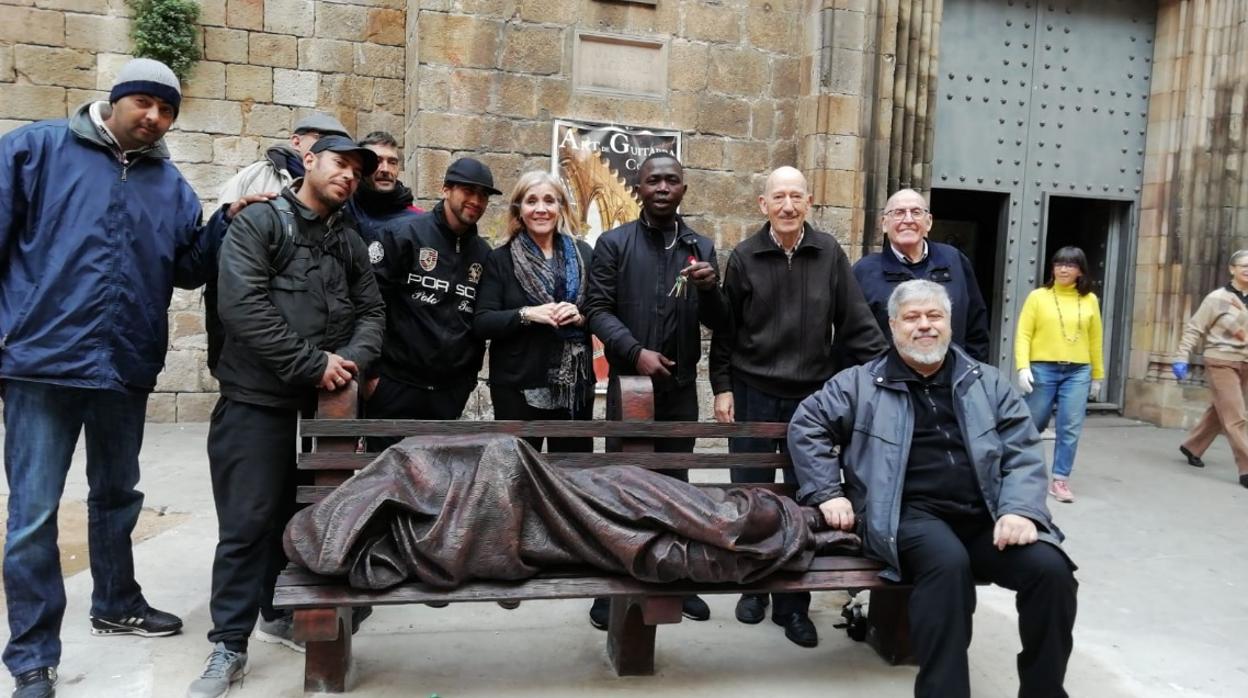 Feligreses de la parroquia de Santa Anna, con el padre Peio Sánchez, sentado